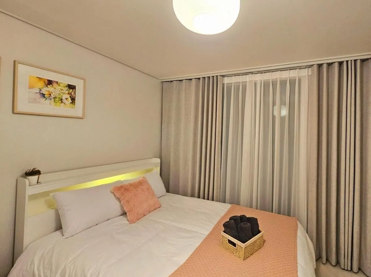 Hongdae 5 Minutes, Sangsu Station 2 Minutes, Maximum 6 People, 3 Queen Beds, Free Luggage Storage 首爾 0*,  韩国