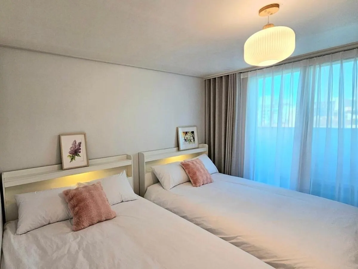Hongdae 5 Minutes, Sangsu Station 2 Minutes, Maximum 6 People, 3 Queen Beds, Free Luggage Storage 首爾 韩国