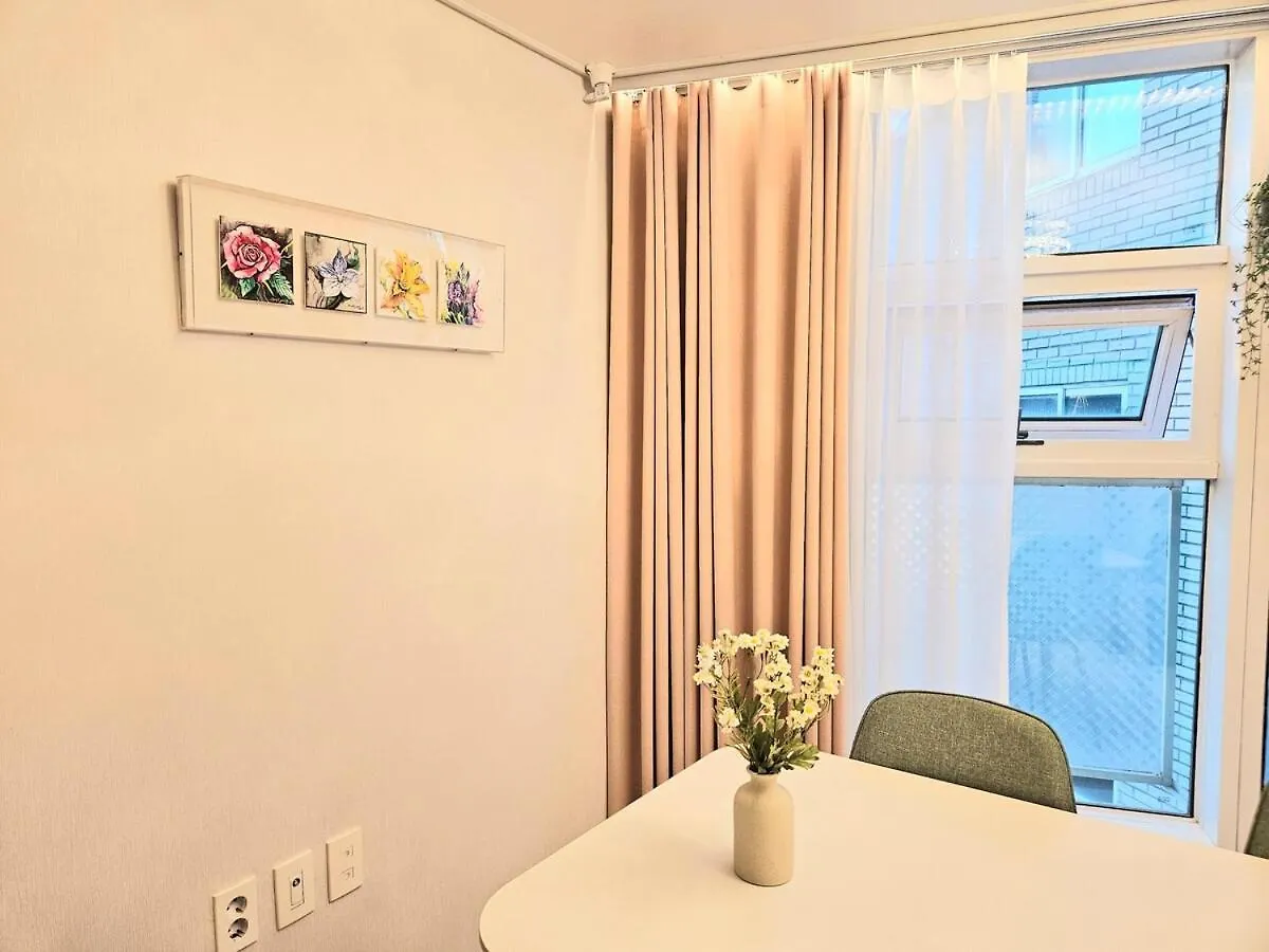 公寓 Hongdae 5 Minutes, Sangsu Station 2 Minutes, Maximum 6 People, 3 Queen Beds, Free Luggage Storage 首爾