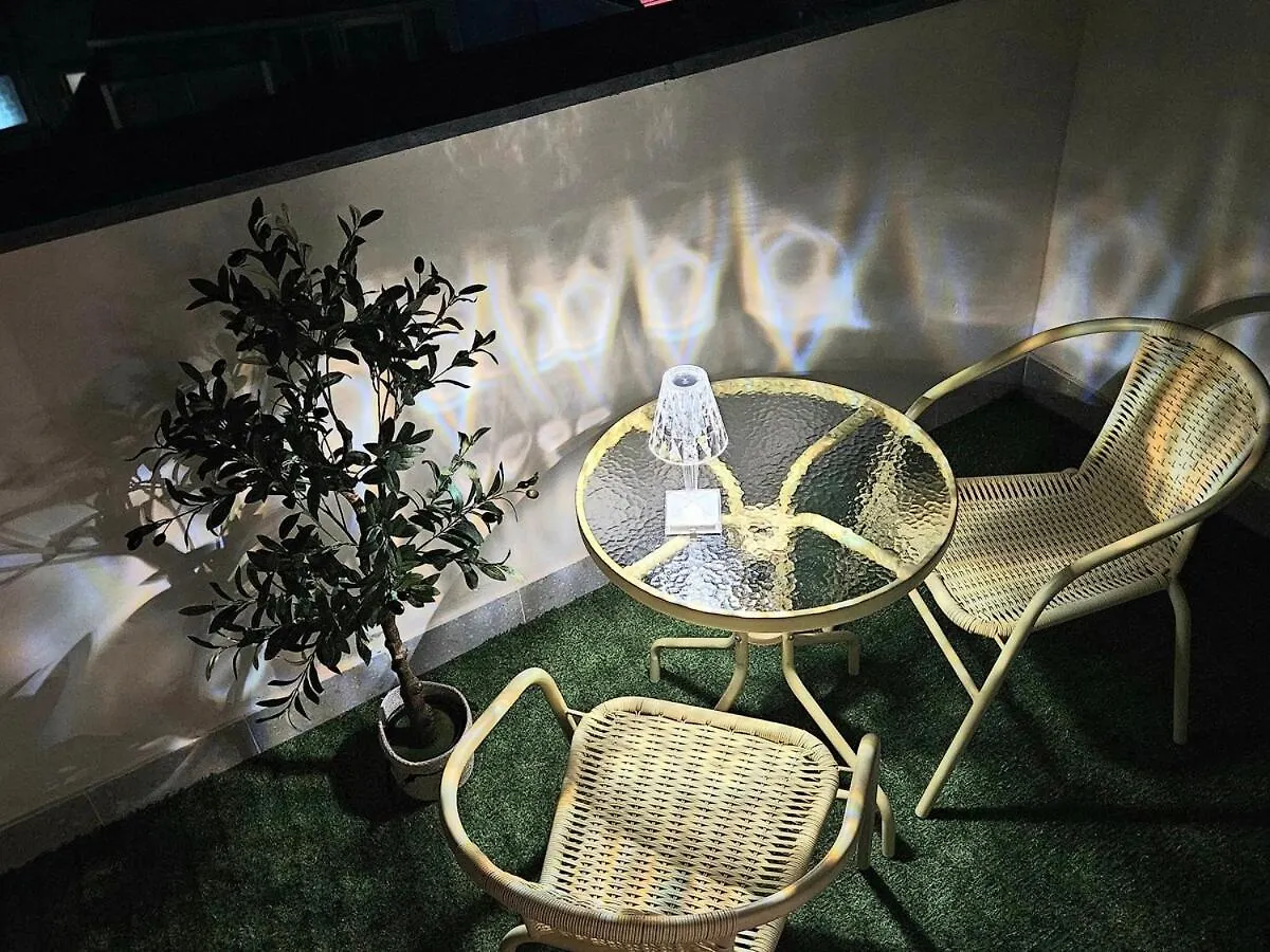 Hongdae 5 Minutes, Sangsu Station 2 Minutes, Maximum 6 People, 3 Queen Beds, Free Luggage Storage 首爾