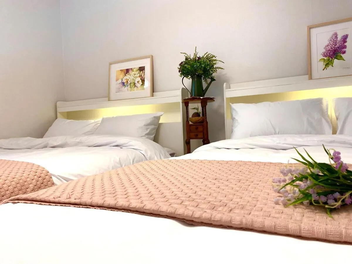 Hongdae 5 Minutes, Sangsu Station 2 Minutes, Maximum 6 People, 3 Queen Beds, Free Luggage Storage 首爾 0*,