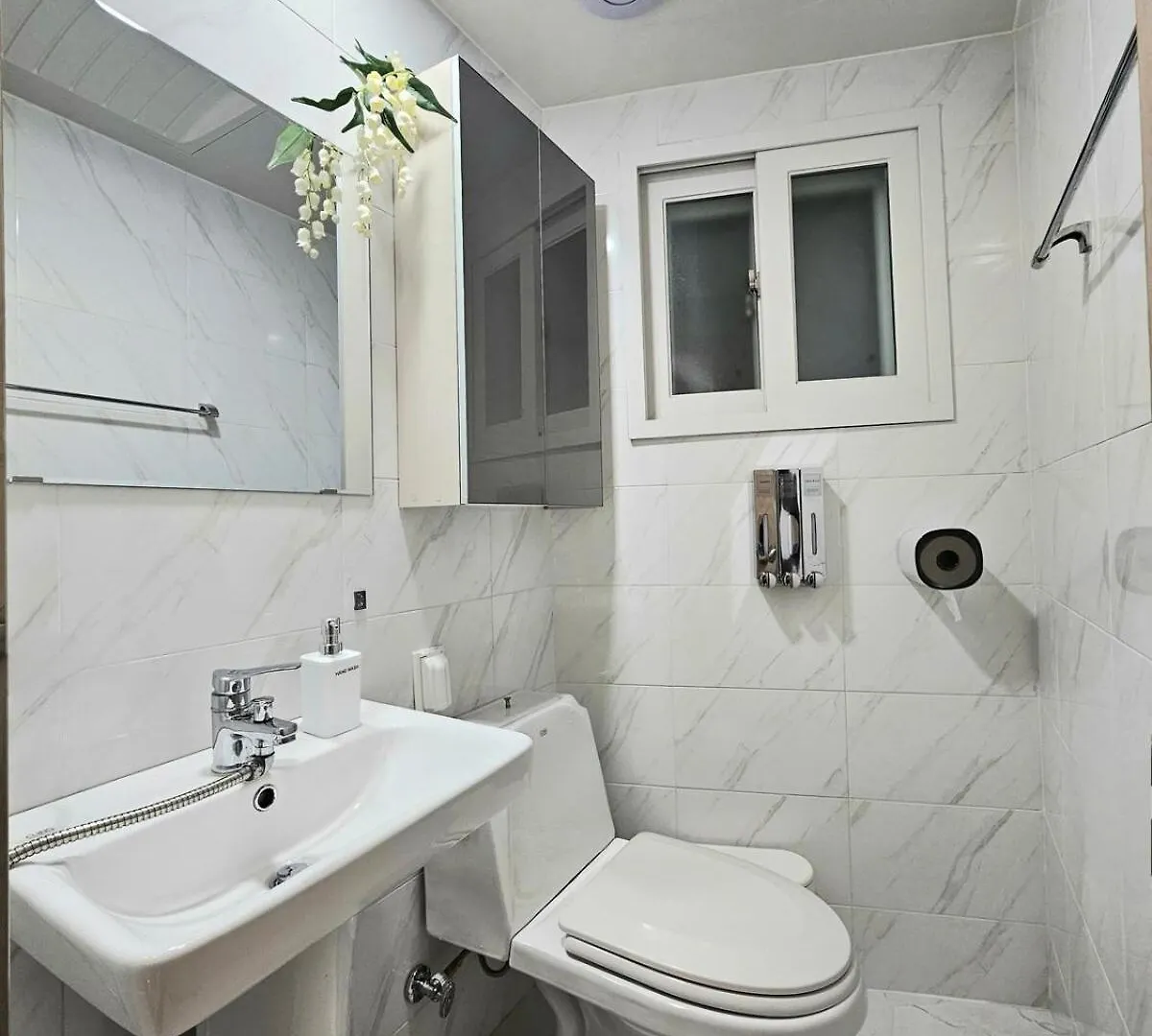 Hongdae 5 Minutes, Sangsu Station 2 Minutes, Maximum 6 People, 3 Queen Beds, Free Luggage Storage 首爾 韩国