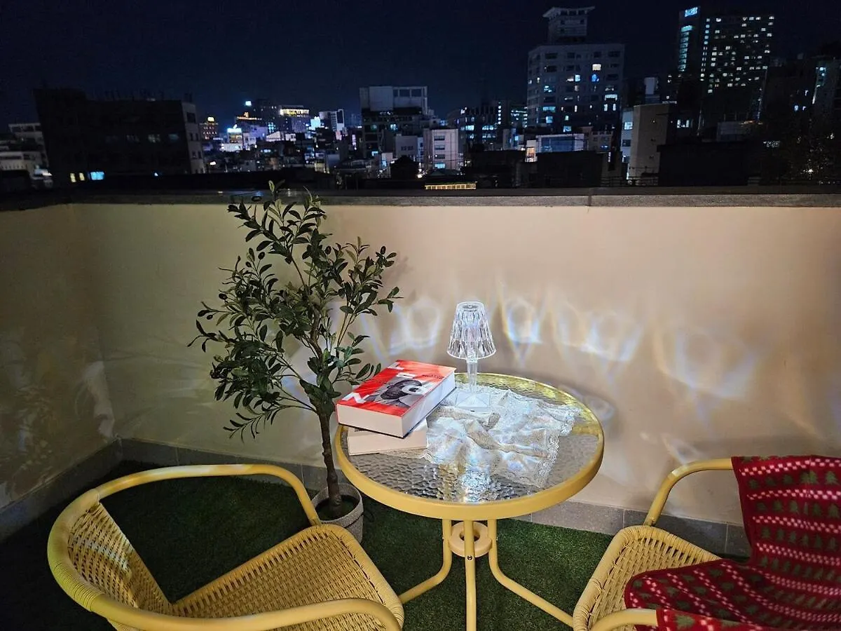 公寓 Hongdae 5 Minutes, Sangsu Station 2 Minutes, Maximum 6 People, 3 Queen Beds, Free Luggage Storage 首爾
