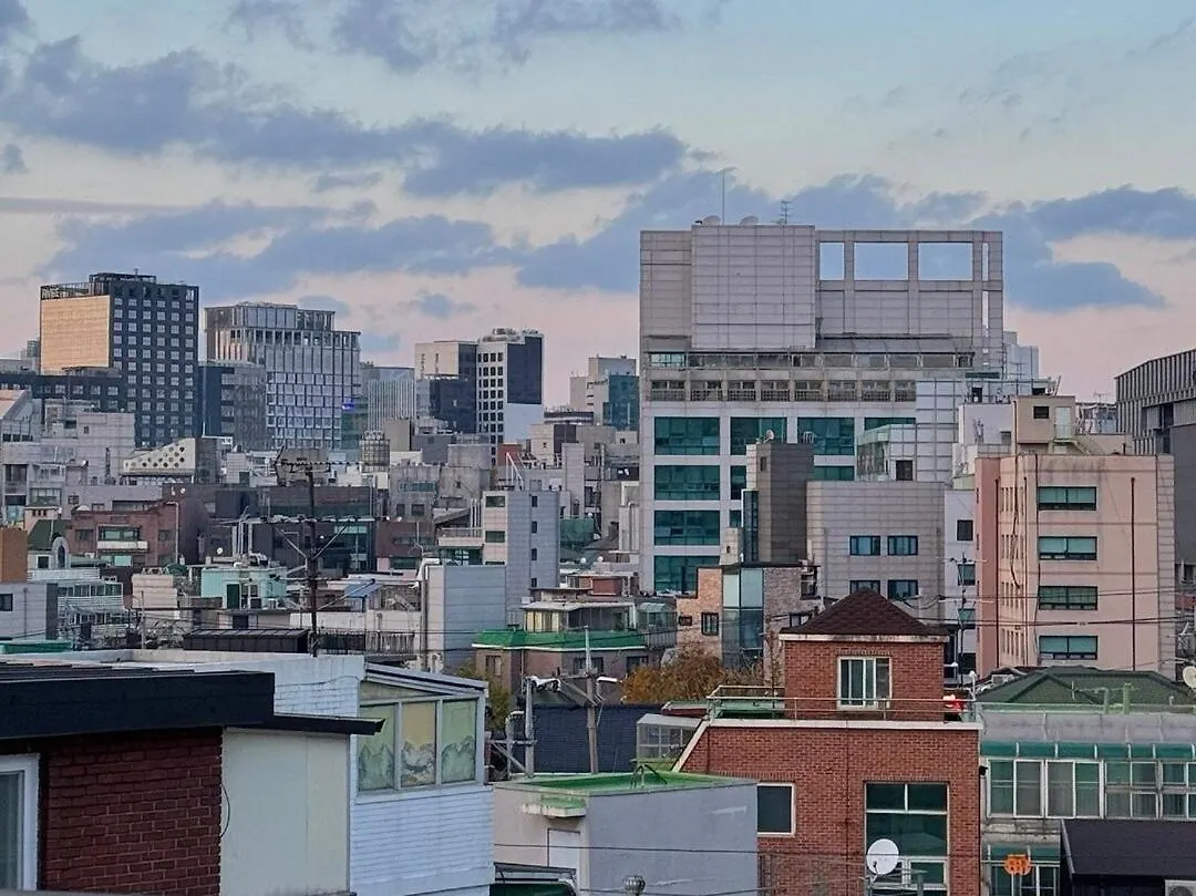 Hongdae 5 Minutes, Sangsu Station 2 Minutes, Maximum 6 People, 3 Queen Beds, Free Luggage Storage 首爾 韩国