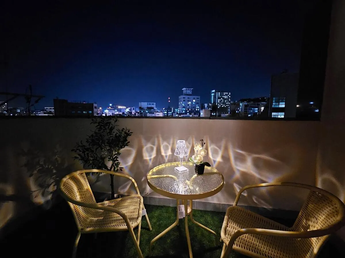 Hongdae 5 Minutes, Sangsu Station 2 Minutes, Maximum 6 People, 3 Queen Beds, Free Luggage Storage 首爾 韩国